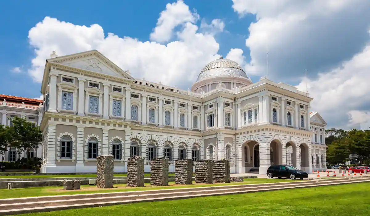 Top 15+ Free Things to do in Atlanta for Couples 2025 13 An elegant white colonial-style building with classical architectural features, including arched windows and a dome. It is surrounded by a well-maintained lawn and some stone blocks. The sky is partly cloudy.