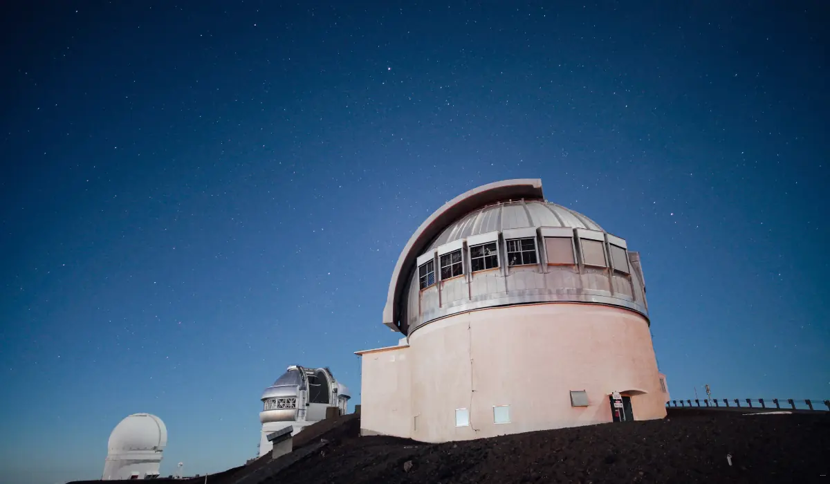 40 amazing Cute Date Ideas in Columbus, Ohio for Couples in 2025 17 A clear night sky over a large astronomical observatory with multiple telescopes. The main building features a dome-shaped structure, and stars are visible in the deep blue backdrop.