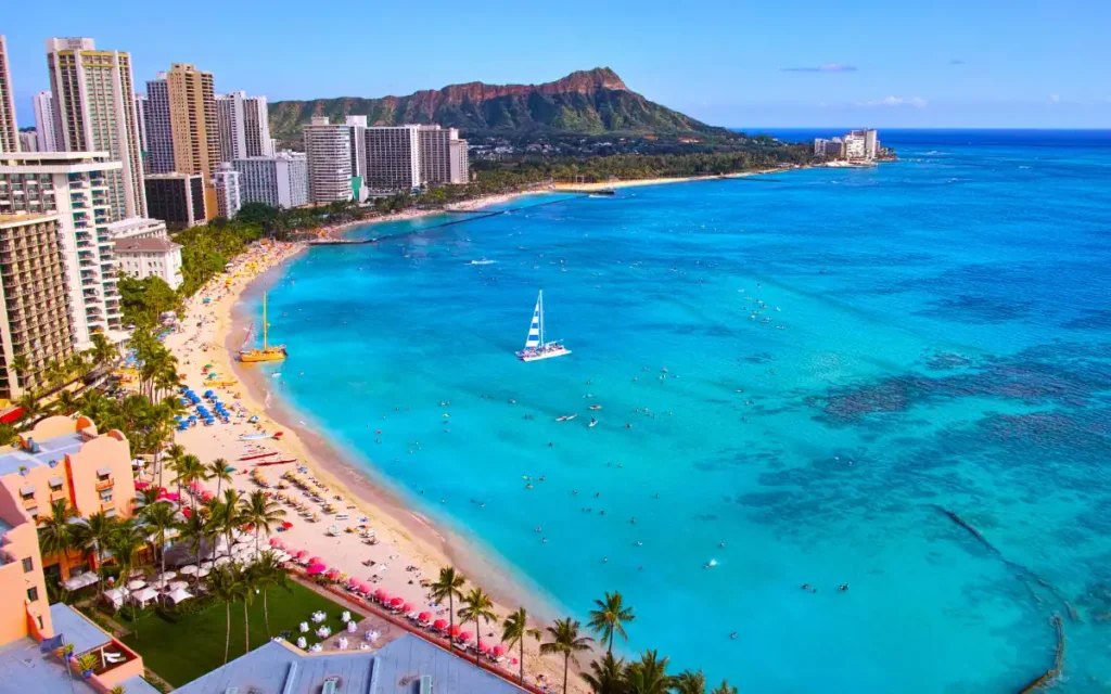 Top 15+ Best Beaches in the US for Couples 7 Waikiki Beach