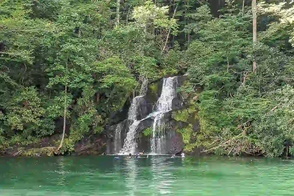 20 Most Beautiful Clear Lakes on the East Coast in 2025 18 Lake Jocassee South Carolina – Waterfalls Crystal Clarity