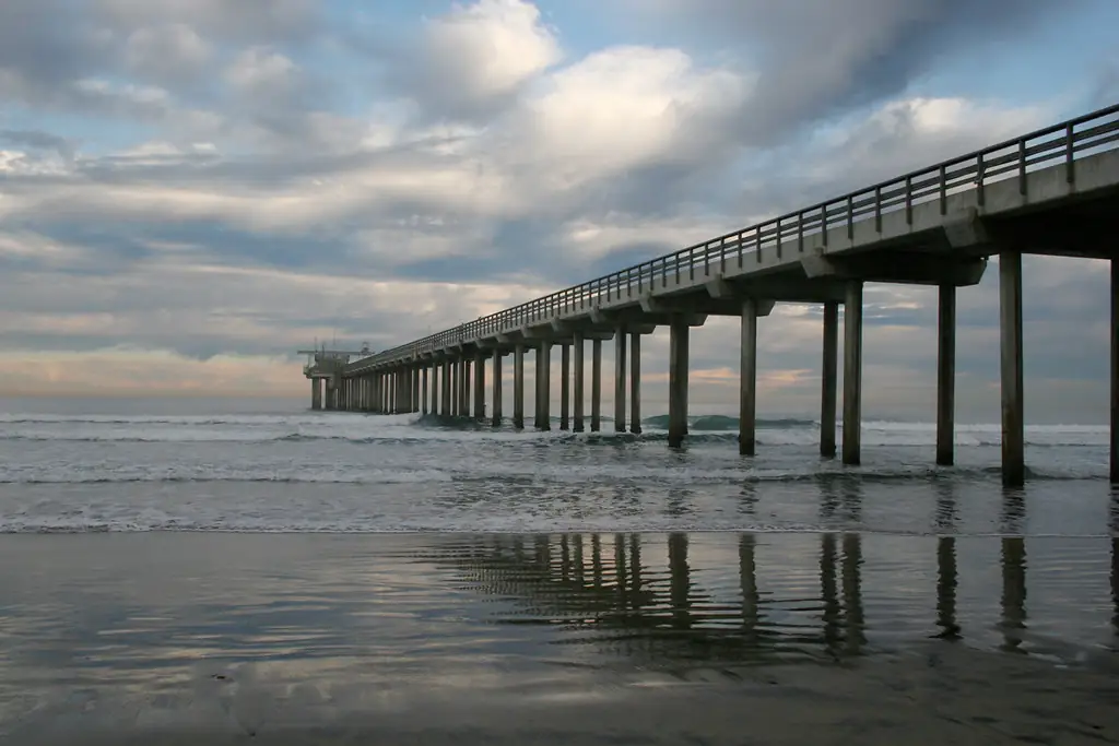 15 Most Instagrammable Spots in San Diego for Perfect Photos 6 Scripps Pier – Symmetry Shots at Low Tide
