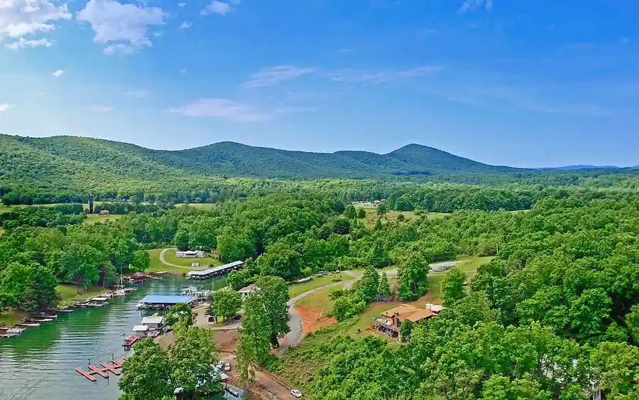 20 Most Beautiful Clear Lakes on the East Coast in 2025 17 Smith Mountain Lake Virginia – The Jewel of the Blue Ridge