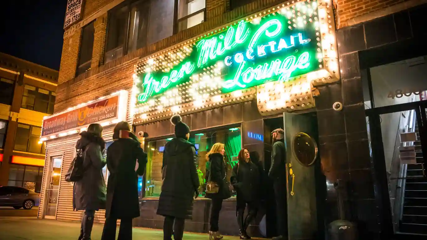 15 Unforgettable Things to Do in Chicago in November for Everyone 6 Cozy Jazz Nights at The Green Mill