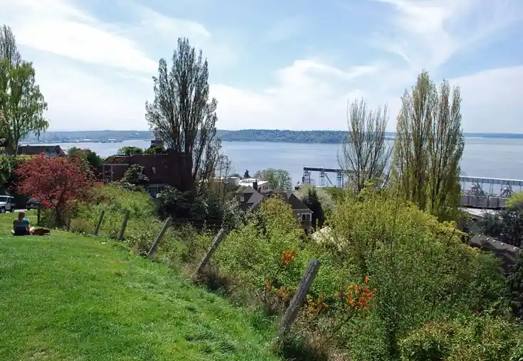 10 Unique Seattle Date Ideas on a Budget for 2025 6 Discovery Park Picnic Coastal Trails