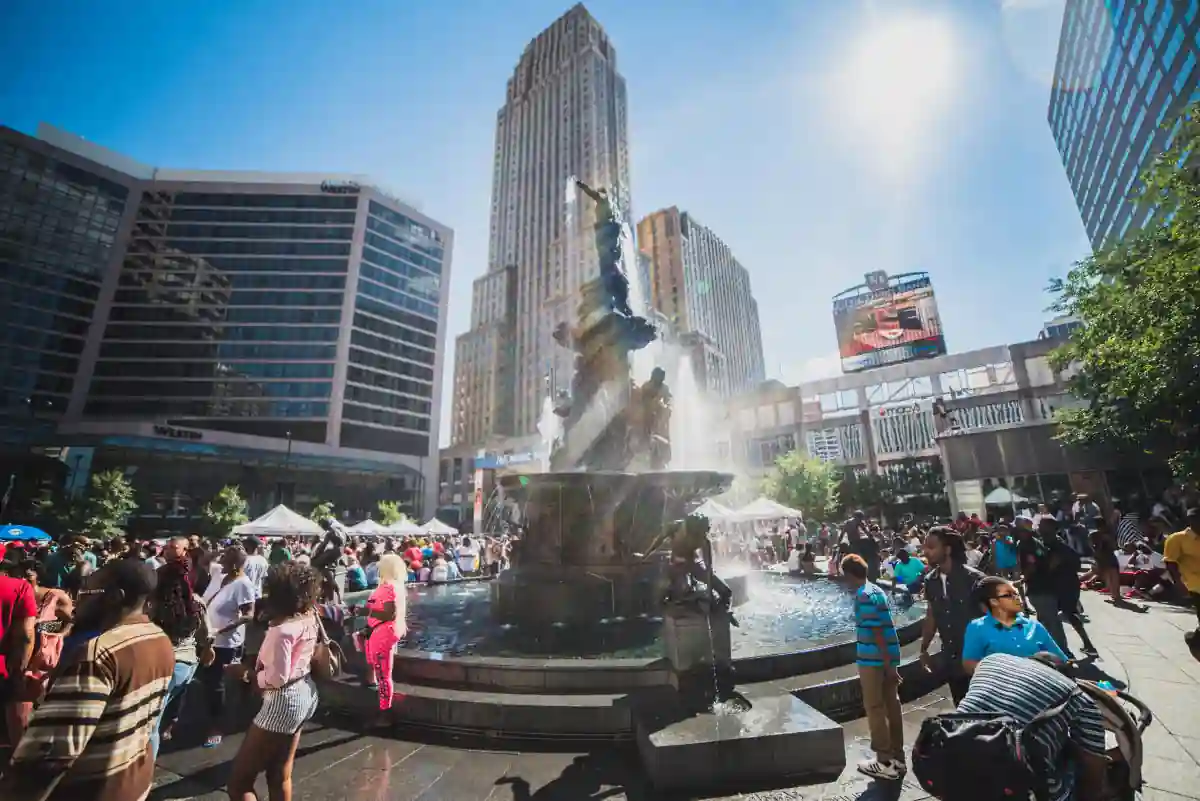 Top 20 Best & Dreamy Spots in Cincinnati for Couples 8 Fountain Square – The Heartbeat of Downtown Romance