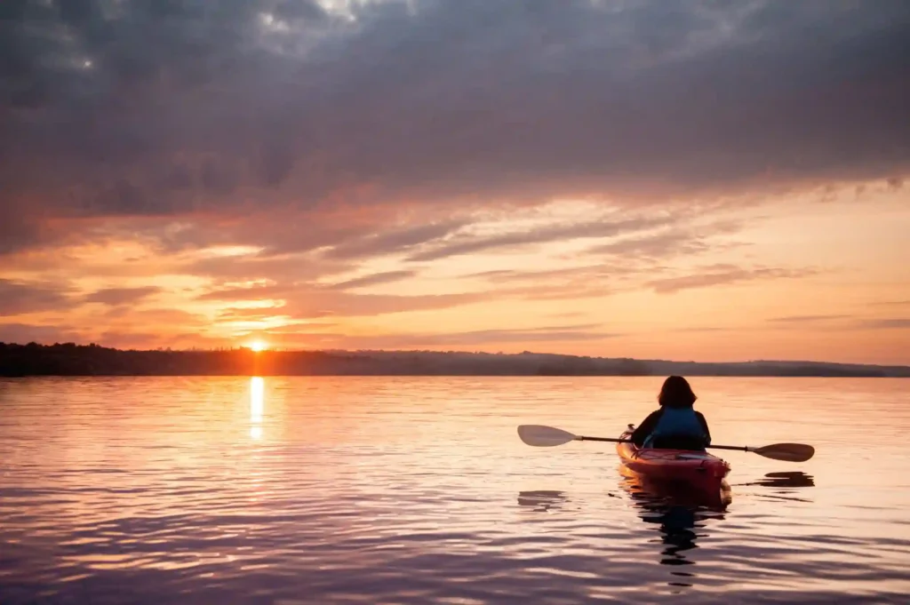 10 Unique Seattle Date Ideas on a Budget for 2025 9 Kayaking on Lake Union at Sunset