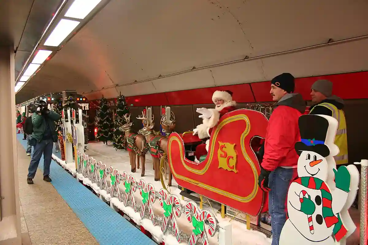 15 Unforgettable Things to Do in Chicago in November for Everyone 18 Ride the Chicago ‘L Holiday Train