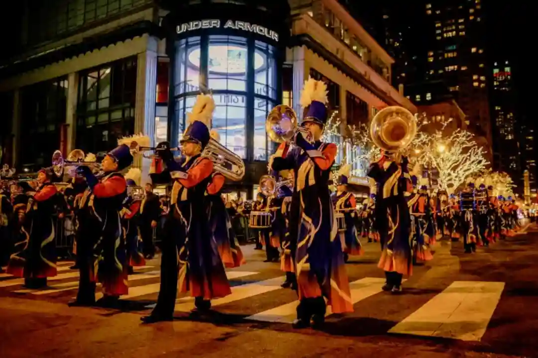 15 Unforgettable Things to Do in Chicago in November for Everyone 19 Walk the Magnificent Mile Lights Festival