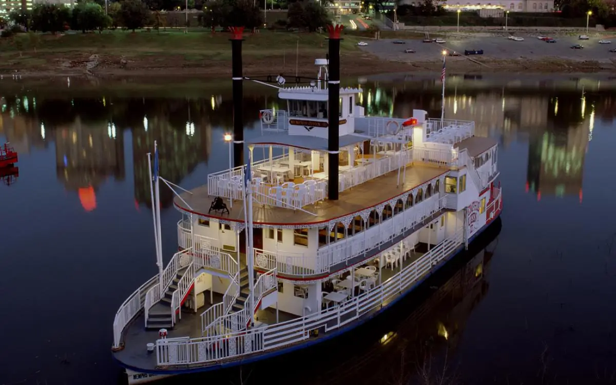 15 Best St Louis Date Ideas at Night You’ll Love 6 Dinner Cruise on the Mississippi River