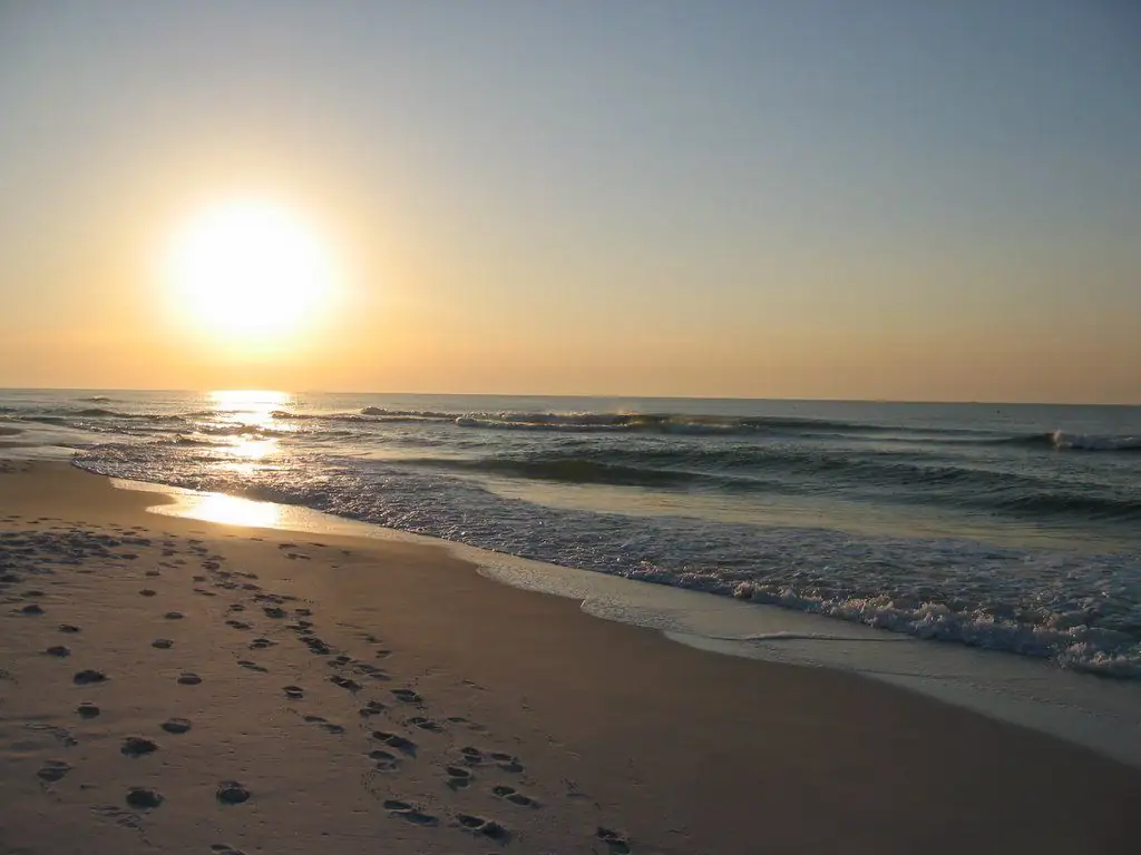 Which Is Best? Gulf Shores vs Orange Beach for Couples 4 First Impressions Atmosphere Orange Beach