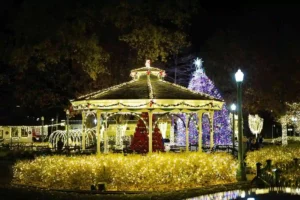 20 Best Northeast Christmas Towns for Couples to Visit