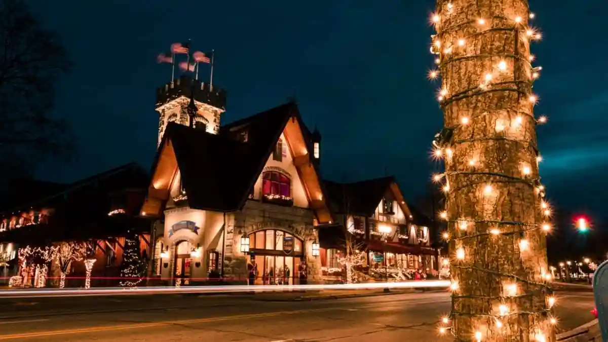 20 Best Northeast Christmas Towns for Couples